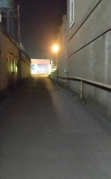 starex (xırdalan) fotolar: Bine merkezde korpunun duz yanı tamstorun arxasi. yola 50m hec yoxdu — 3
