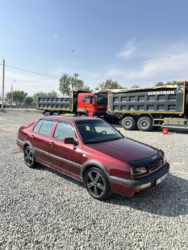 самые дешёвые авто: Volkswagen Vento: 1992 г., 1.8 л, Механика, Бензин, Седан