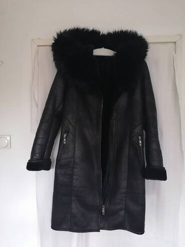 Krzneni kaputi: Monton intenzivno crne boje sa kapuljacom i punijim toplim krznom na lalafo.rs — 4 Krzneni kaputi: Monton intenzivno crne boje sa kapuljacom i punijim toplim krznom — 4