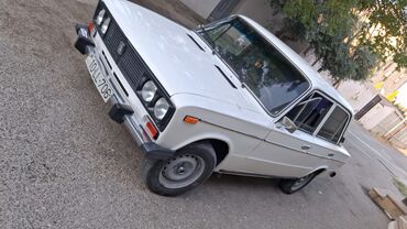 вазы из богемского стекла: Ağ rəngli, 10-LL-706 dövlət nömrə nişanlı Lada 2106 sedan avtomobili