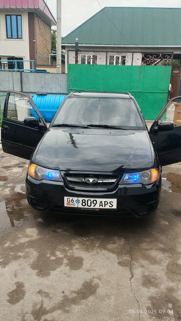 крышка нексия: Черный седан Daewoo Nexia с тонированными стеклами, оснащенный