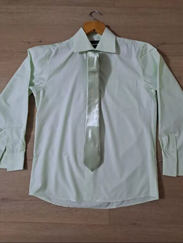 Рубашки: Рубашка мужская 50-52 размер +галстук нежно-салатовый цвет хорошего