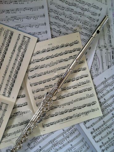 продаю студию красоты: Срочно продаю флейту «Yamaha 212»!!!
Почти новая!