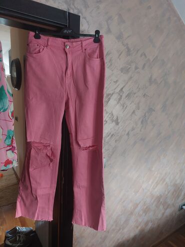 mom fit farmerke: Pantalone zvonare cepanje na kolenima,roza boja,dosta elastina xl.moze