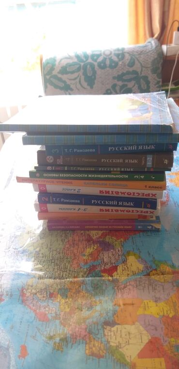 книга по истории кыргызстана 9 класс: Книги 1-8 класс, в хорошем состоянии. район Вефы