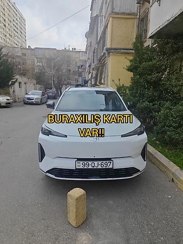 Ağ rəngli iO / Q05 krossover təqdim olunur. Avtomobil müasir və
