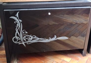 стол раскладной деревянный: Qara rəngli dekorativ qabaqlı şkaf/kiçik tumbə - Material: ağac