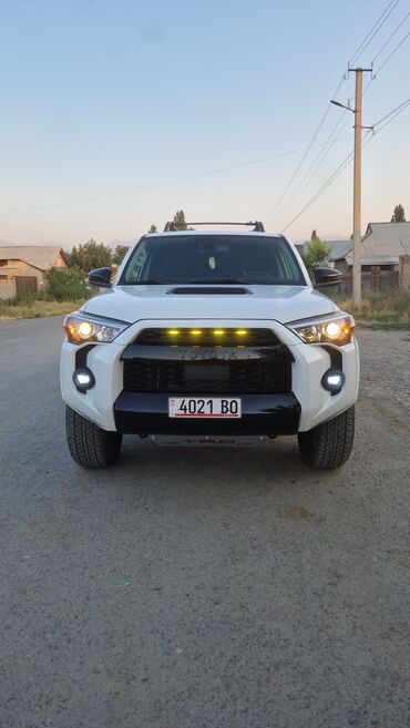 шины на lx570: Белый внедорожник Toyota 4Runner с внедорожным оснащением. Автомобиль