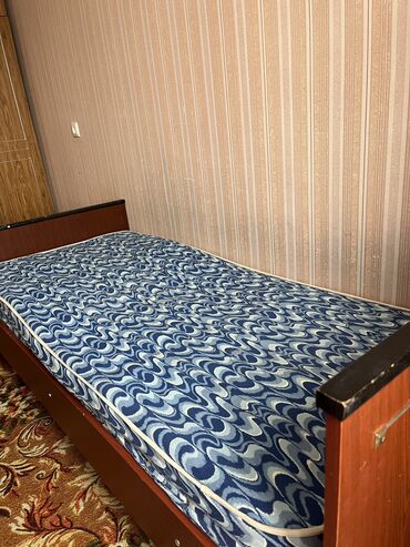 Кровати: Кровать односпальная вместе с матрасом есть 2шт