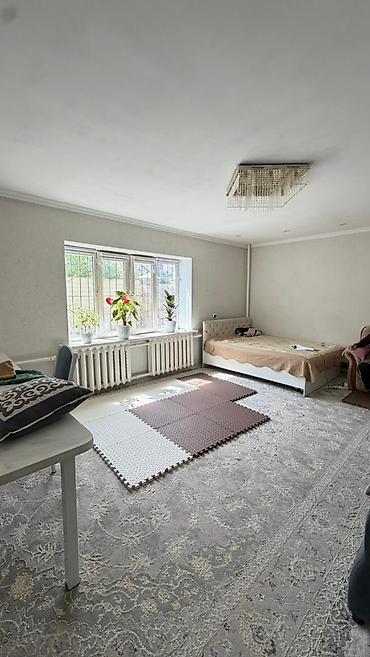 Продажа полдома: Срочно продаётся полдома 🏠 📍Пишпек 📐3 комнаты 90м2 Участок 3.5 по — 3