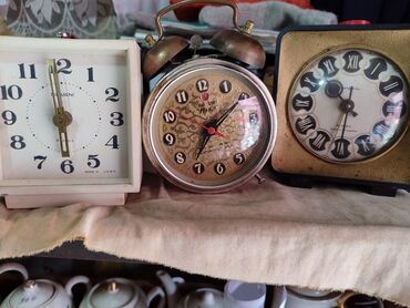 Антикварные часы: Продаю советские часы. Два рабочих, один не рабочий