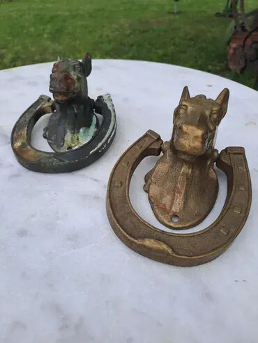 Ostali antikviteti: Bronzani zvekir, prodaju se u vidjenom stanju. Cena za konje 10000 — 2