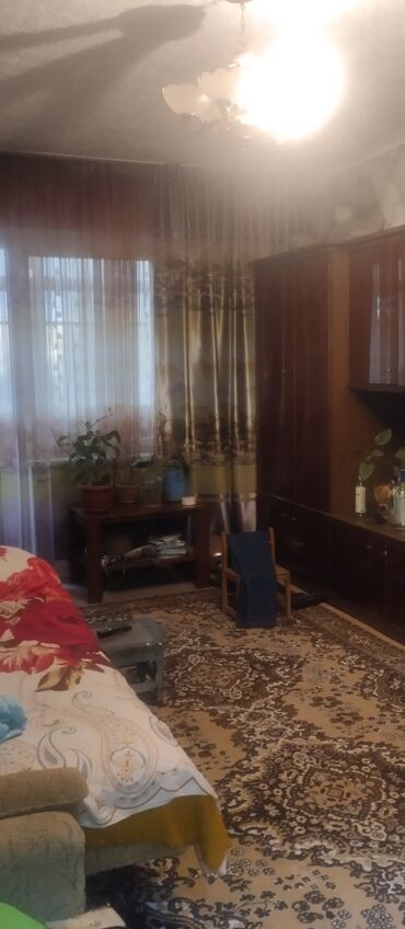 азамат авто базары батир сатылат: 2 бөлмө, 52 кв. м, 106-серия, 4 кабат, Эски ремонт