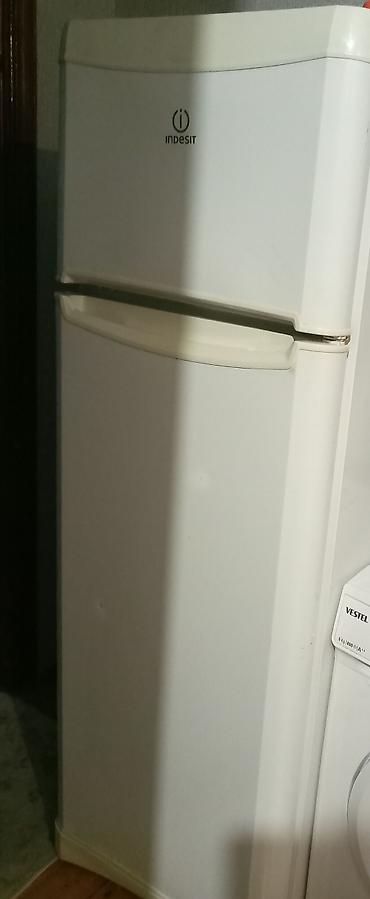 Soyuducular: Indesit markalı ikiqapılı soyuducu. Bu model yuxarıda dondurucu — 1