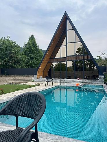 Günlük kirayə evlər: Qəbələ günlük ev - A-frame üslubunda, şüşə fasadlı modern kottec - — 1