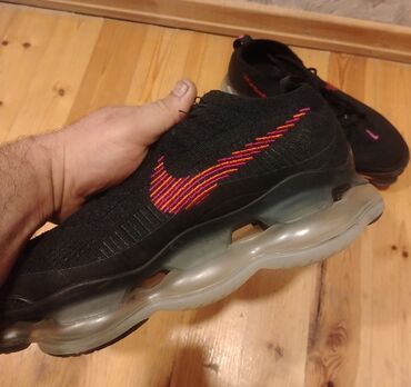 женские кроссовки puma rihanna: Nike kişi idman krossovkaları - Rəng: qara, yanlarda qırmızı/çəhrayı