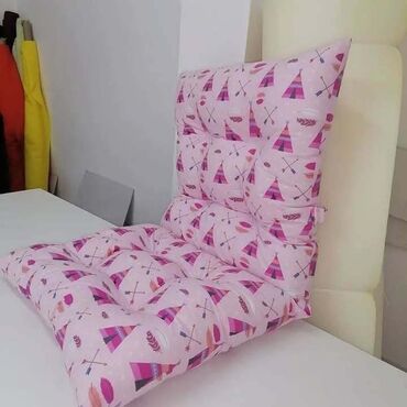 komode sa nogicama: Sedalice punjene cesljanim silikonskim vlaknima 40×40 cm 1200 dinara