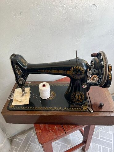 Taxta korpuslu və qara rəngli metal gövdəli vintage əl tikiş maşını