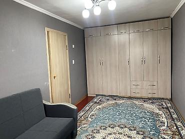 люкс квартиры: Уютная комната с мебелью - Планировка: вытянутая комната с окном и — 2
