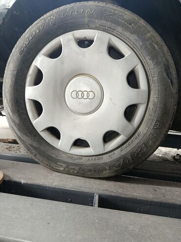 накитка на панел: Колпак колеса Audi, выполненный в светло-сером цвете, предназначен для