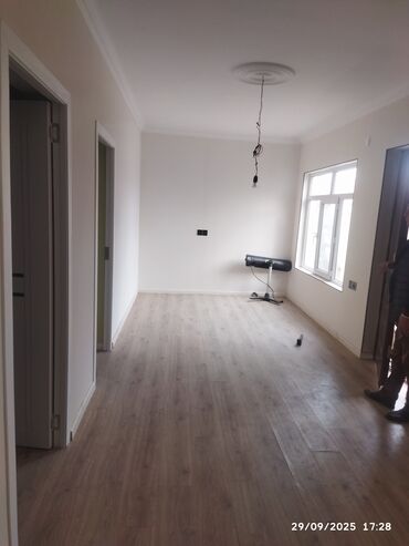 Uzunmüddətli kirayə mənzillər: Ev satlir Bayil Dünya Market yani 1 Otaq Yola 20 deq yaxin 50000azn — 17