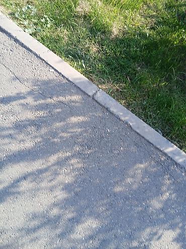 Ишчи жардамчыбала керек кунуно толонот, устага жардам берет