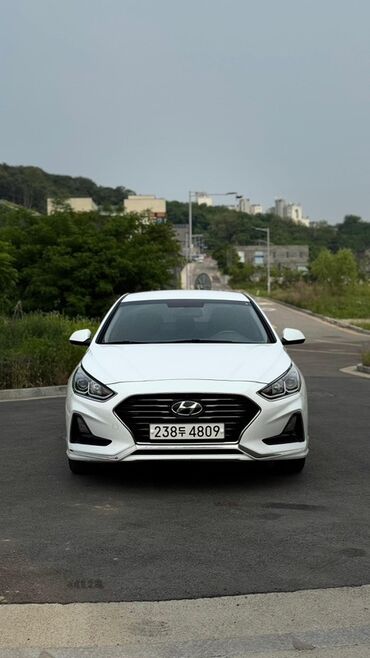 runx alex: Белый седан Hyundai Sonata с современным дизайном кузова и динамичными