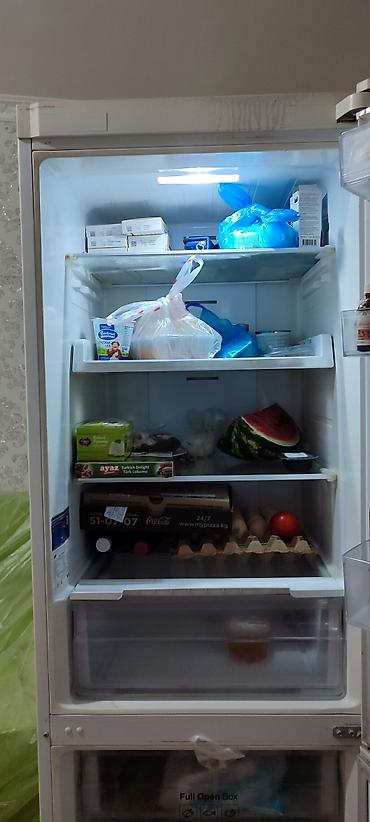 mini refrigerator: Холодильник Samsung, двухкамерный, белый, с нижней морозильной — 6
