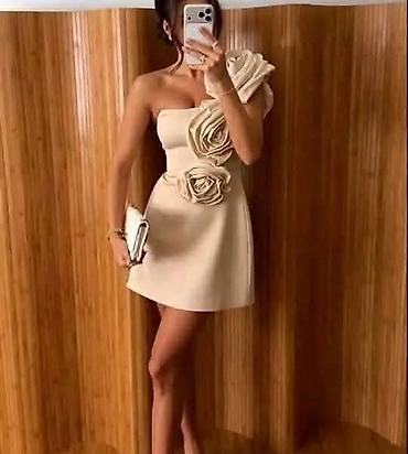 massimo dutti baletanke: Elegantna kratka haljina na jedno rame sa 3D cvetnim aplikacijama — 4