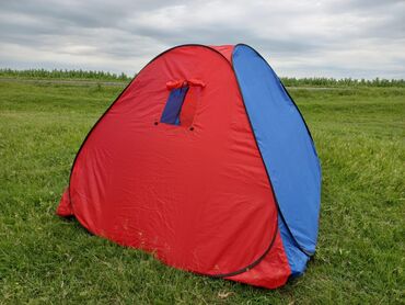 Палатки: Продаю палатку красно-синего цвета. (ширина 150 см, длина 150 см