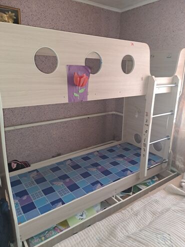 детскую кровать: Двухярусный кровать
в хорошем состоянии