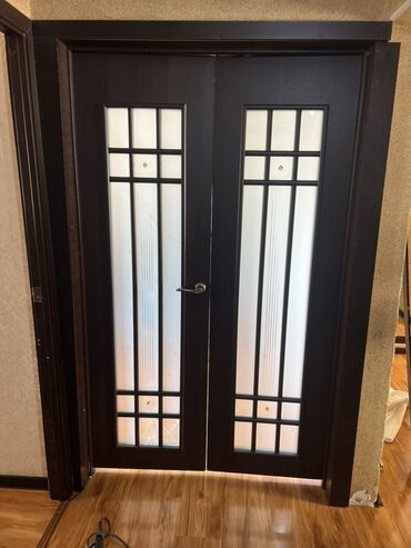 двери двухстворчатые входные бу: Ички эшик айнек менен, МДФ, Эки капкалуу, Россия, түсү - Күрөң, Колдонулган