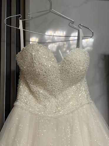 Toy paltarları və aksesuarları: Ağ rəngdə, bəzəkli gəlinlik. - Model: A-kesim/Ball gown siluet, uzun — 3