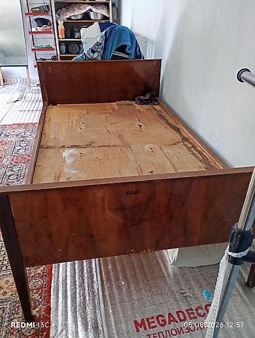 кирават: Полуторка деревянная кровать классического советского дизайна. - — 1