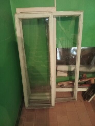 окно деревянное: Две деревянные оконные рамы белого цвета, предназначенные для