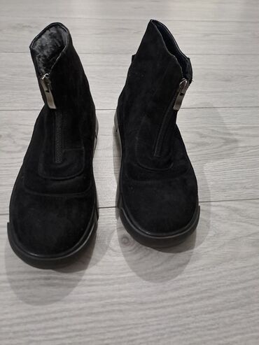 Ботинки и ботильоны: Две пары женских ботинок/ботильонов. 1) Уютные зимние ботинки — 9