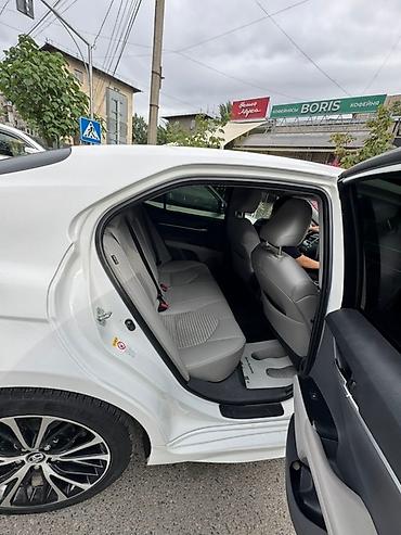 Toyota: Белый седан с просторным салоном, отделанным светлой кожей и тканью. В — 2