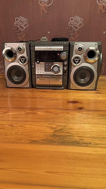 Samsung mini Hi-Fi audiosistem Xüsusiyyətlər: - 2 ədəd ayrı akustik