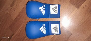 idman halqası: Adidas karate əlcəkləri.Yeni kimidir.Çox az istifadə olunub