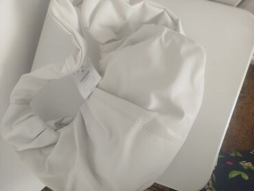 чехол для документов: Сумка-тоут/хобо белого цвета из мягкой экокожи. - Объемная форма