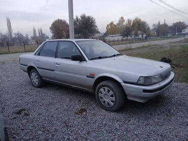 Toyota: Toyota Camry: 1988 г., 2 л, Механика, Бензин, Седан