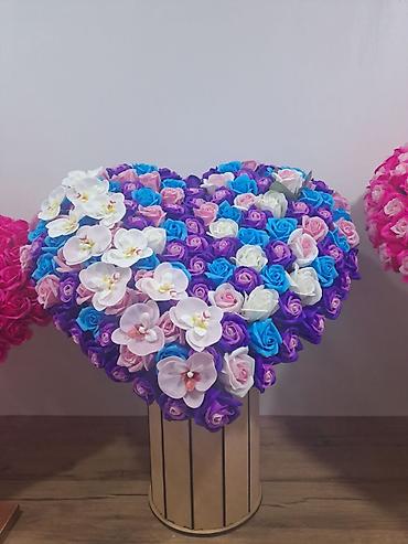 Букеты из живых цветов: Сердце из роз на подставке - Объёмная композиция в форме сердца — 1