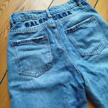 36 razmer, jeans şalvar. Arxasında Balenciaga yazısı var. sadəcə 2