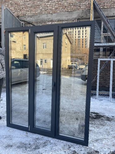 уголок для дома: Трехстворчатое окно с рамой темно-серого цвета, оснащенное ручкой для