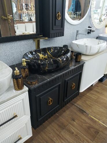 metbex tavanlari: Qara mərmər səthli, qızılı naxışlı oval formalı keramika lavabo