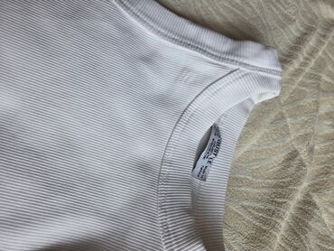 qarın yığan mayka: Brandy Melville firmasından ağ rəngdə, qabırğalı toxumalı, qısaqol