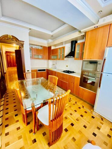 Uzunmüddətli kirayə mənzillər: Nərimanov metrosu yaxınlığında,18 mərtəbənin,15-ci mərtəbəsində,3 otaq — 4