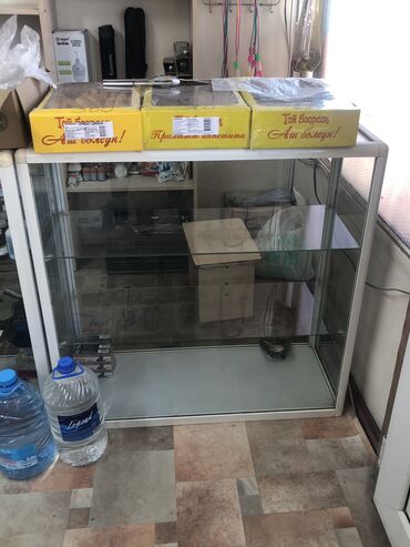 бу полки: В хорошем состоянии витринные полки для магазинов