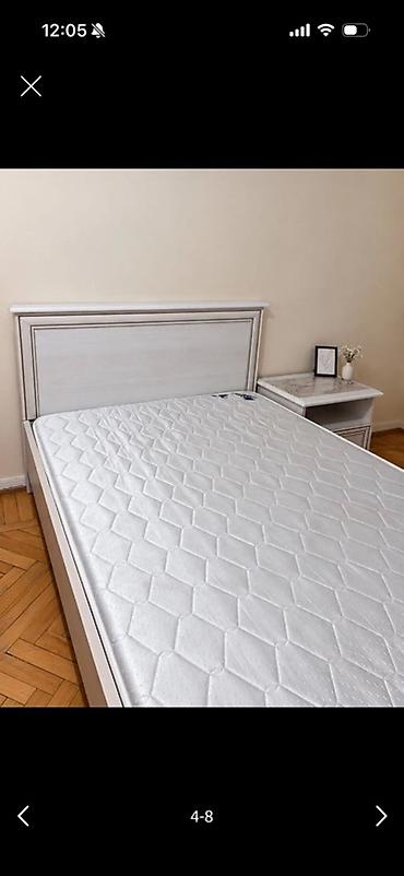 Ağ rəngli taxta çarpayı. Embawood mebelden alinib. Matras uzerinde