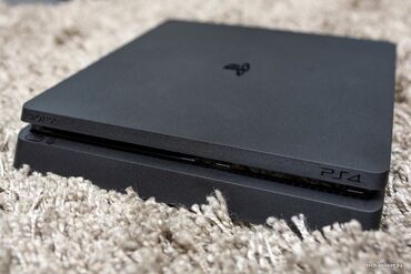 плестейшн 2: Продаю PlayStation 4 slim 1000 TB 4 оригинальных джойстика и две игры